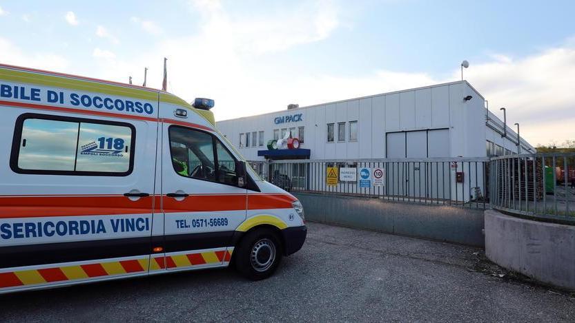 Cede il tetto, operaio fa un volo di 4 metri Salvato da una balla