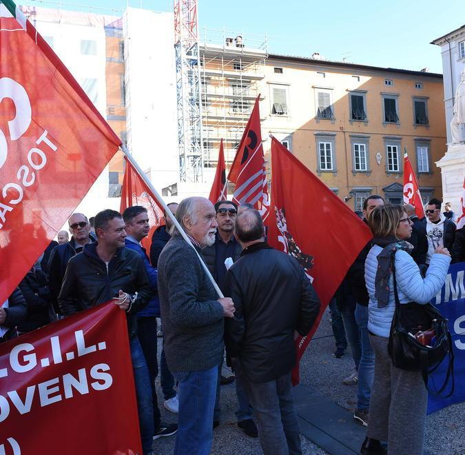 Protesta Cgil davanti al forum nazionale Conflavoro e Fesica: «Siete retrogradi» 