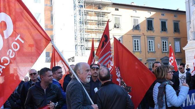 Protesta Cgil davanti al forum nazionale Conflavoro e Fesica: «Siete retrogradi»