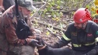 Cercatrice di funghi cade nel greto del fiume
