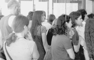 Studenti davanti ai quadri, il diploma serve sempre meno a trovare lavoro