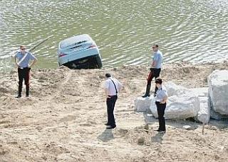 Rubano un'autoe vanno a inabissarla sul fiume a S. Pierino