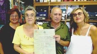 Il titolare Nino Marcocci esibisce la licenza commerciale del 1919