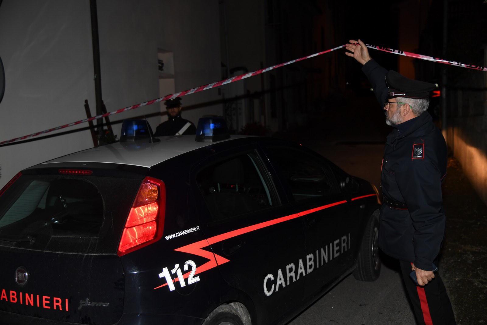 I carabinieri nei pressi dell'abitazione dove è stato trovato il giovane