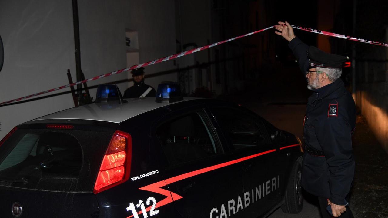 I carabinieri nei pressi dell'abitazione dove è stato trovato il giovane