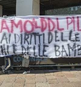 Volantinaggio e flash mob Un no a Pillon 