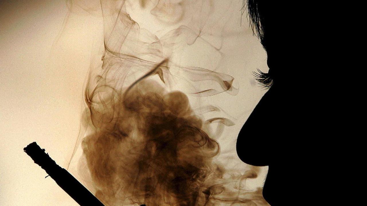 Fumi troppo? L’impianto dentale può ammalarsi