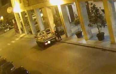 Furto? No, la sedia a rotelle del disabile tra i rifiuti 