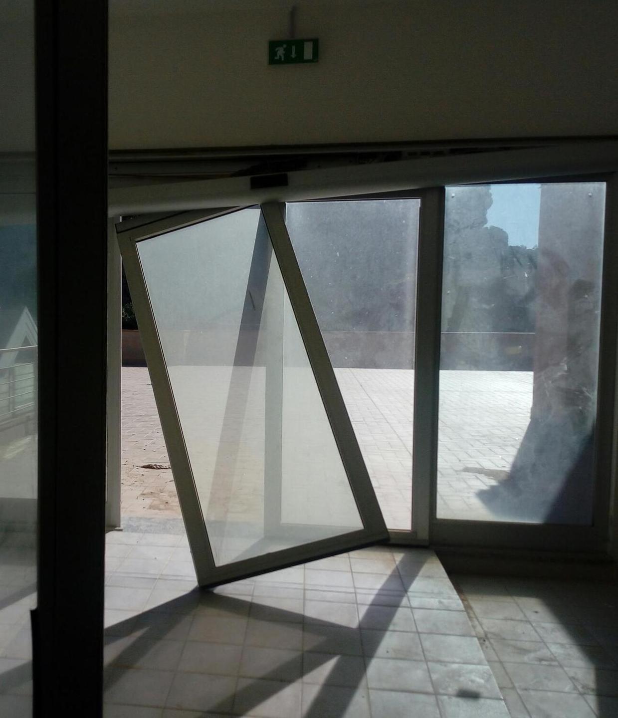 La stazione marittima in balia di vandali e incuria 
