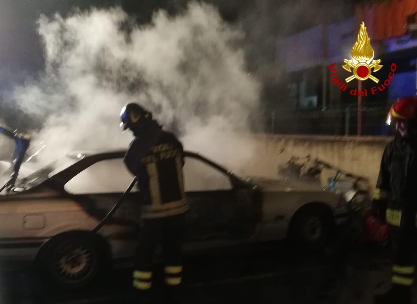 L'incendio nel condominio di Quartu Sant'Elena (foto Mario Rosas)