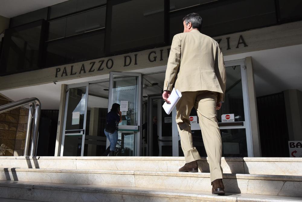 «Schiaffo a un’alunna», ma non è vero: maestra denuncia una mamma 
