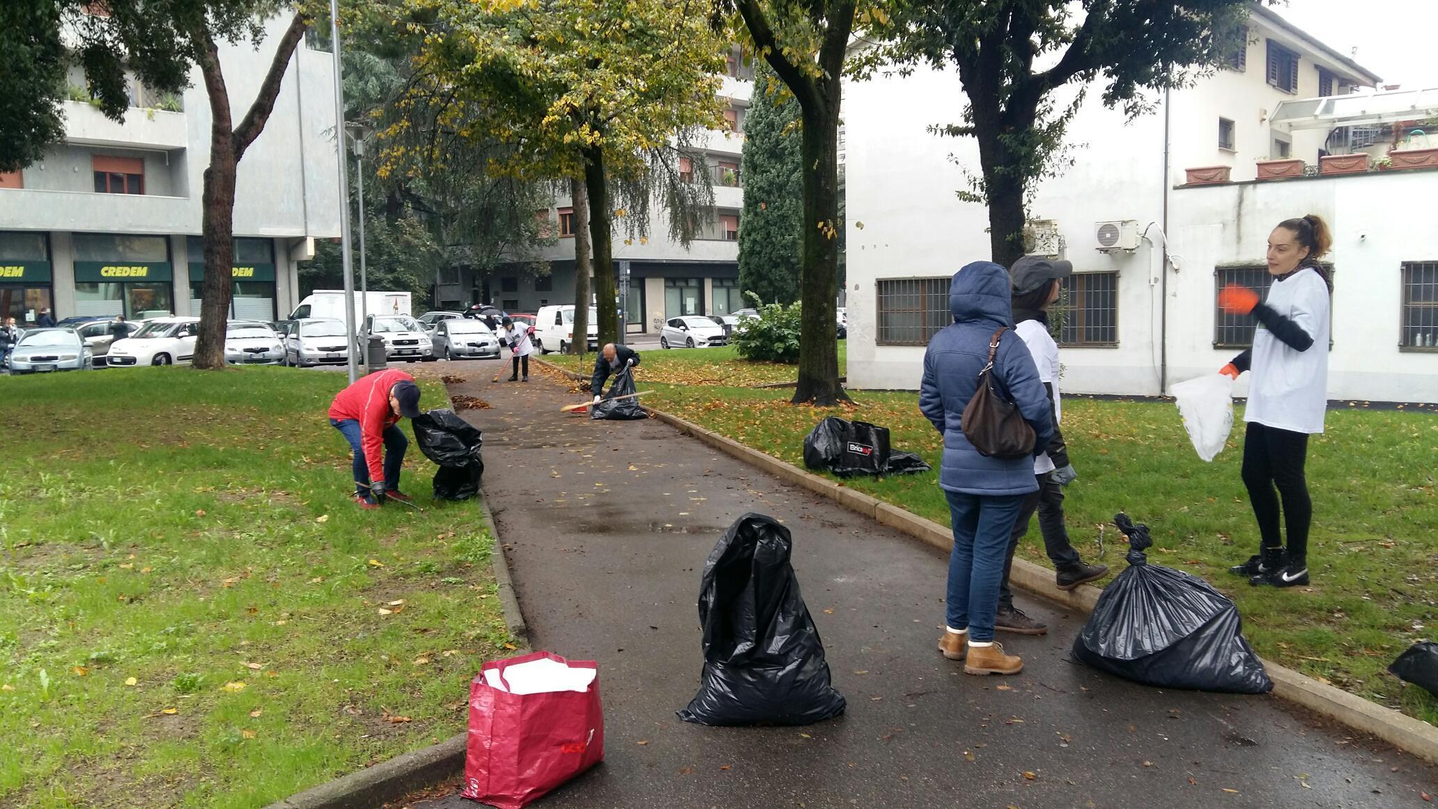 Alcuni membri del Comitato di via Pomeria mentre ripuliscono i giardini pubblici