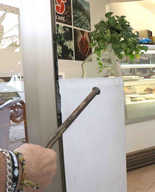 Spaccata in pasticceria. I ladri rubano soldi e un panettone 