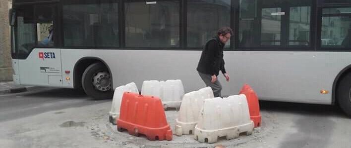 Bus "incastrato" alla rotonda senza segnalatica realizzata a Pieve