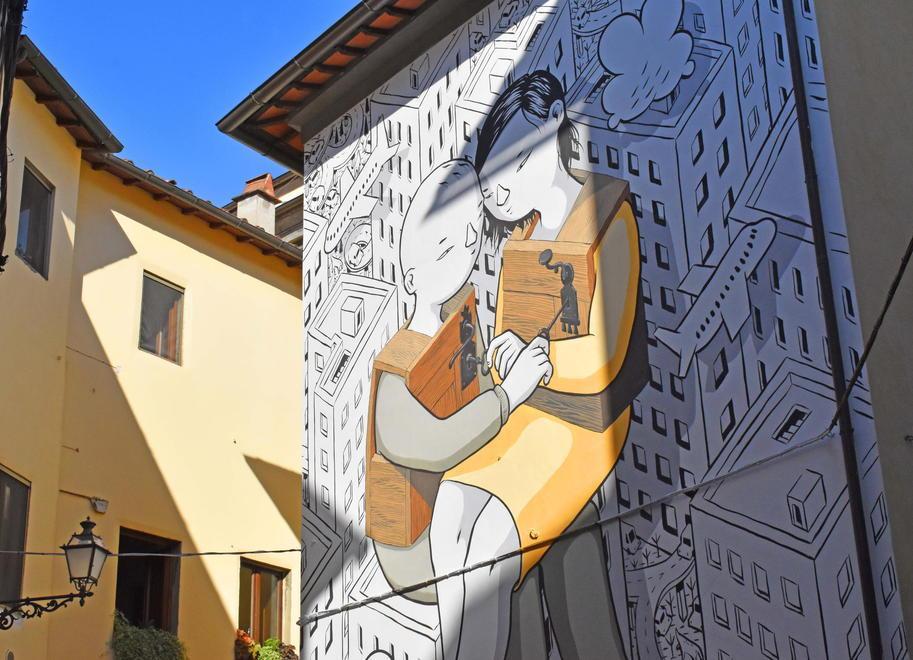 Pistoia, un murale dietro il duomo orna il “Giardino di Cino” 