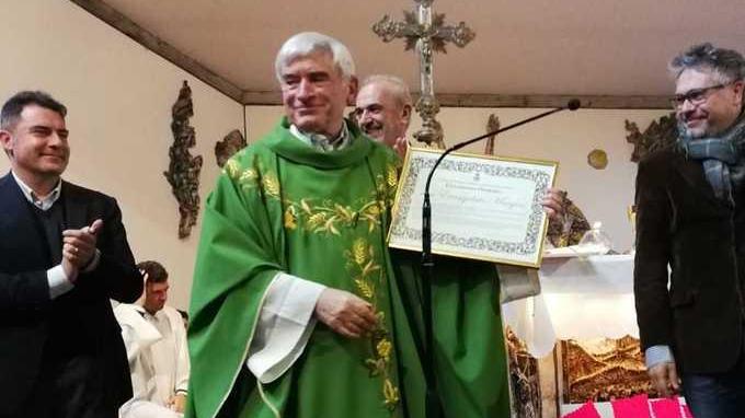 Il saluto a don Evangelista Margini che lascia la parrocchia di Castelnovo Monti dopo 18 anni