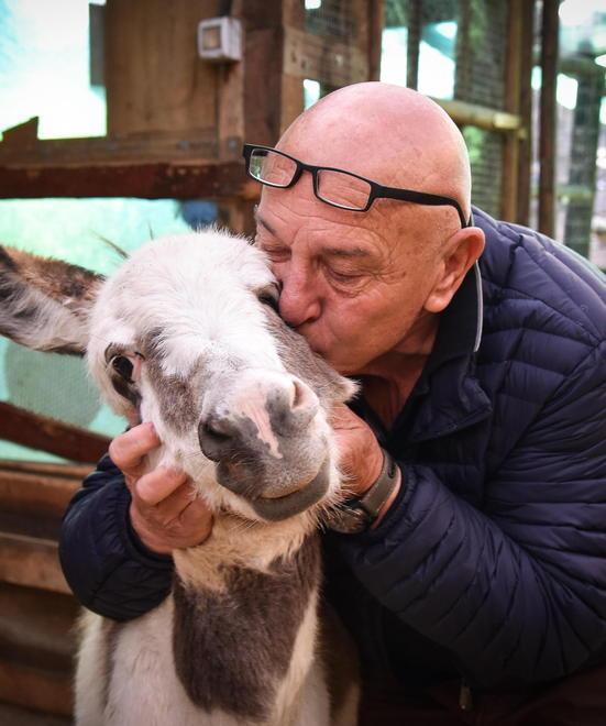Luigi De Vicenti abbraccia e bacia l'asinella Perla (Foto Bf)