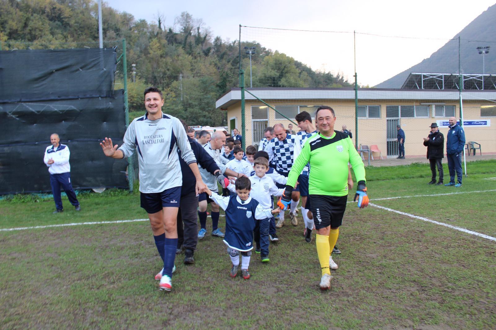 Don Waldemaro Kowalczuk e Primo Bosi portano le squadre in campo