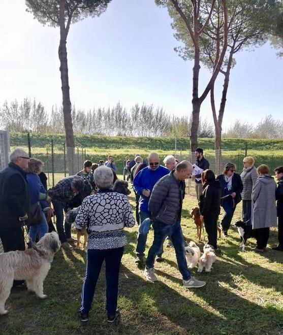 Taglio del nastro all’area di sgambatura per cani