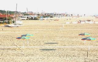 <strong>CHIUSI.</strong> Nessun ombrellone sulla spiaggia