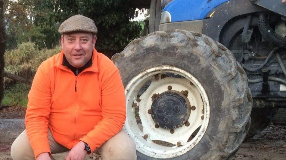 Avvocato di 55 anni muore all’improvviso mentre è sul trattore