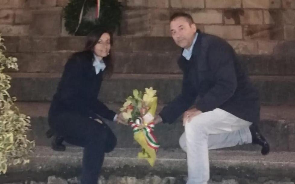 Fiori sugli scalini del monumento 