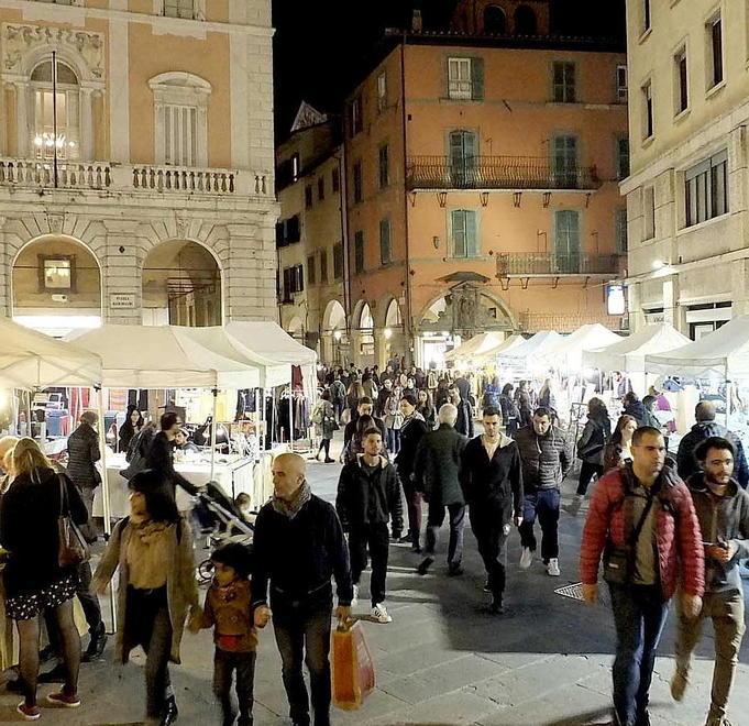 A tutta musica e shopping con la Notte Blu in centro 