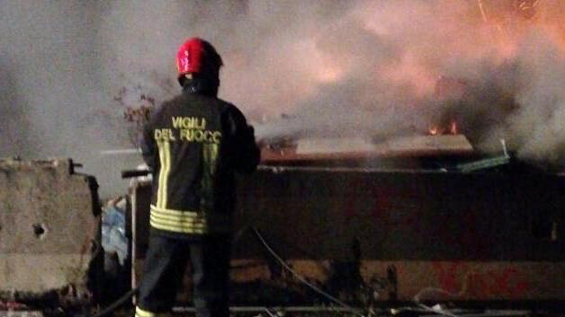 Allarme per i rifiuti in fiamme