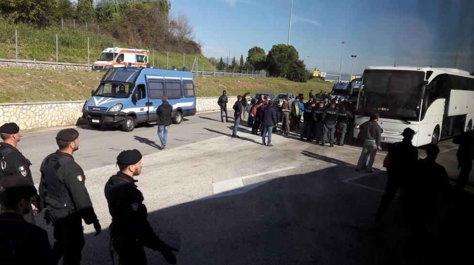 Manifestanti fermati e perquisiti La sinistra: roba da regime 