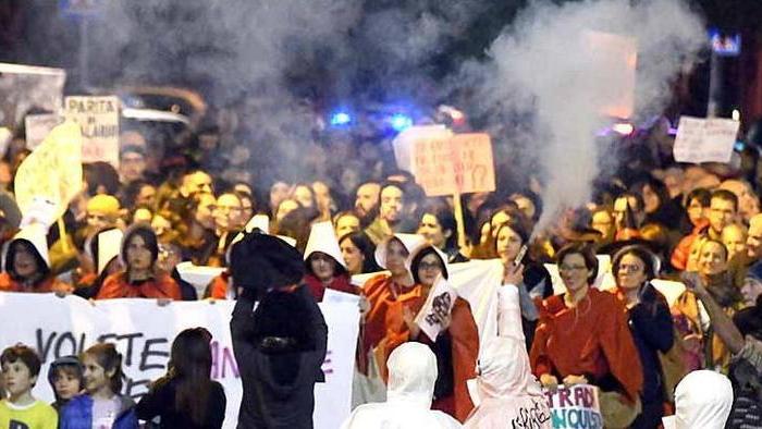 “Tremate, le streghe son tornate” 600 in piazza per dire no al Pillon