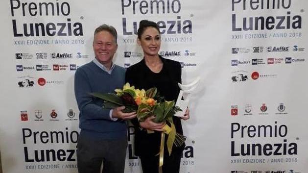 Anna Tatangelo ha ritirato il Premio Lunezia