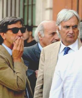 I sindaci Zubbani e Pucci, i lavoratori di Nca nel cortile di Palazzo Ducale ieri mattina a Massa durante l’incontro dei sindacati con il prefetto