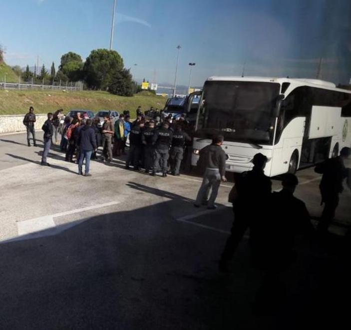 Manifestanti diretti a Roma fermati per un’ora dalla polizia 