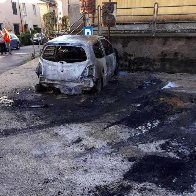 Le fiamme distruggono un’auto a Valpromaro