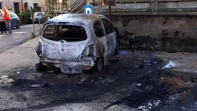Le fiamme distruggono un’auto a Valpromaro