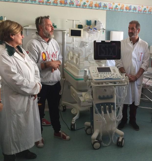 Il sorriso di Oliver dona all’ospedale un ecografo portatile 