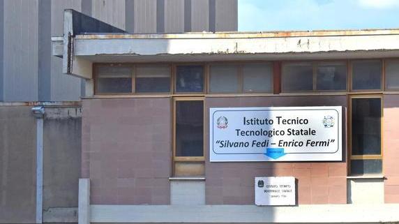 Allarme degli studenti «Nuovo crollo all’istituto Fedi-Fermi»