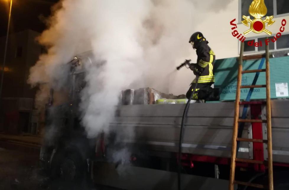 A fuoco cabina di un camion
