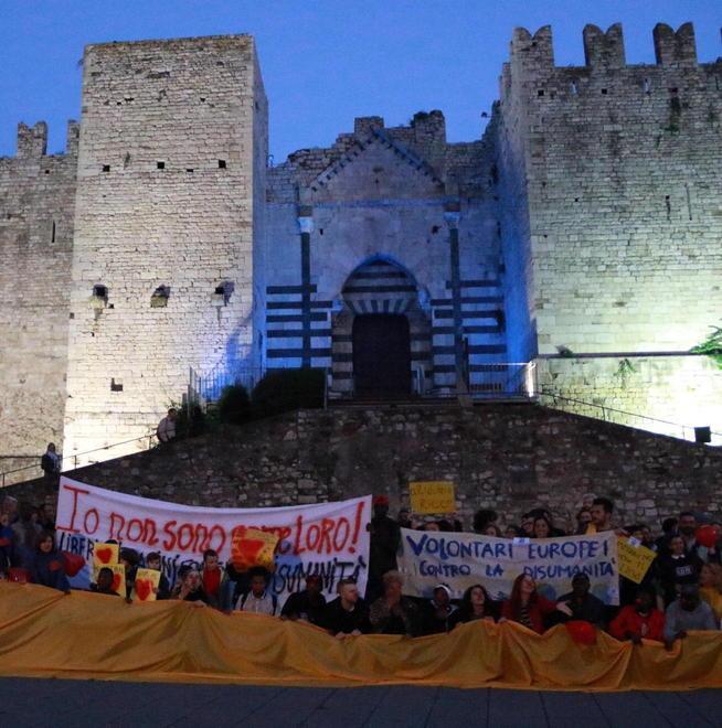 In centinaia nel corteo per manifestare contro l’intolleranza