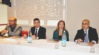 Il direttore del Tirreno Roberto Bernabò, Maria Meini, Mannari e il sindaco Fabio Tinti In basso uno scorcio della platea e Fabrizio Mannari