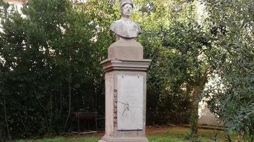 Il busto di Carmagnini sprofonda nel degrado tra incuria e erbacce