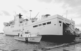 Un traghetto della flotta Toremar che presto sarà ceduta alla Regione nell’ambito della privatizzazione del gruppo Tirrenia