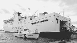 Un traghetto della flotta Toremar che presto sarà ceduta alla Regione nell’ambito della privatizzazione del gruppo Tirrenia