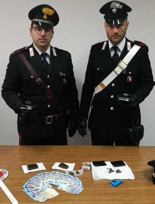Gli trovano in casa droga e bilancini Arrestato un operaio
