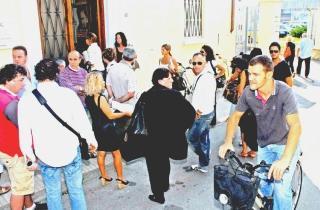 La fila di utenti in attesa fuori della sede di Publiambiente in via Ciliegiole