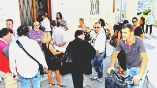 La fila di utenti in attesa fuori della sede di Publiambiente in via Ciliegiole