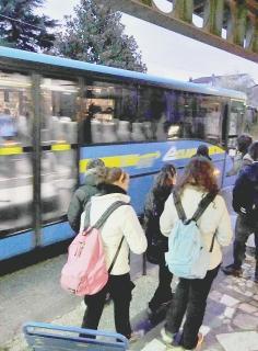 Ragazzi che salgono sul pullman che li porta a scuola