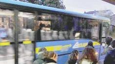 Ragazzi che salgono sul pullman che li porta a scuola