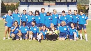 La squadra delle ferroviere in maglia blu