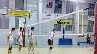 un’azione di gioco di pallavolo giovanile